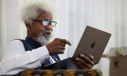 واشنطن تلغي تأشيرة الكاتب النيجيري وولي سوينكا الفائز بجائزة نوبل للآداب عام 1986، بسبب تصريحاته ضد ترامب.